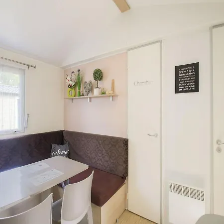 Mobile In Jean Near Sea Σαιν-Ζαν-ντε-Μον