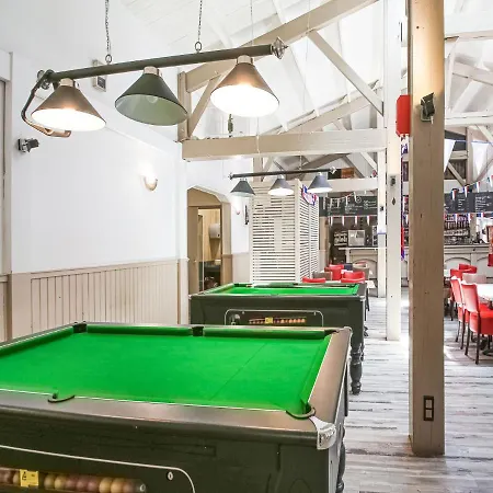 Mobile In Jean Near Sea Σαιν-Ζαν-ντε-Μον