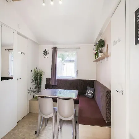 Mobile In Jean Near Sea Σαιν-Ζαν-ντε-Μον