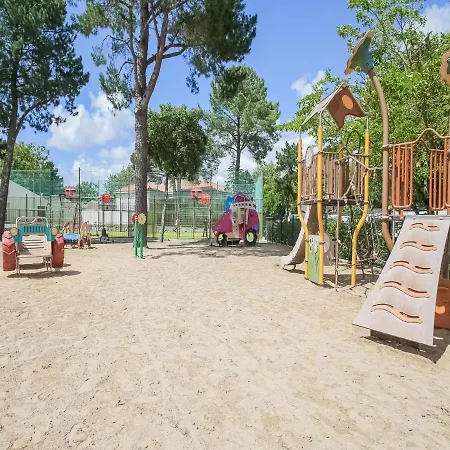 Mobile In Jean Near Sea Σαιν-Ζαν-ντε-Μον