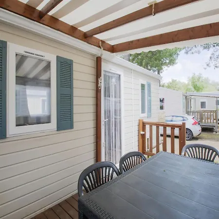 Mobile In Jean Near Sea Σαιν-Ζαν-ντε-Μον